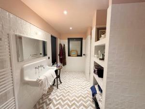 Charmante maison de ville avec vue sur le donjon avec wifi et jardin