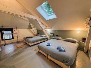 Charmante maison de ville avec vue sur le donjon avec wifi et jardin