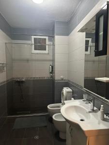 Modern 2BR Apartment with Living Room and Private garage