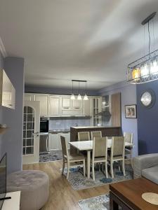 Modern 2BR Apartment with Living Room and Private garage