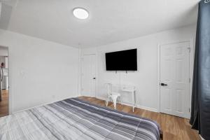 Bloomfield Pittsburgh C Stylish and Cozy Private Bedroom, Shared Bathroom, with Free Parking