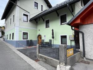 Apartmaji Pri fijakarju - Apartments 