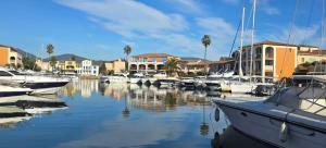 Apartment with garden at the foot of the harbor