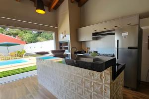 Casa ampla e confortável. Piscina e churrasqueira.