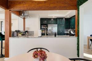 Ultimate Game Night Getaway Hot Tub, Arcade & Fun