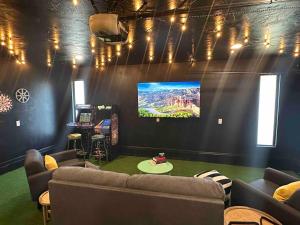 Ultimate Game Night Getaway Hot Tub, Arcade & Fun