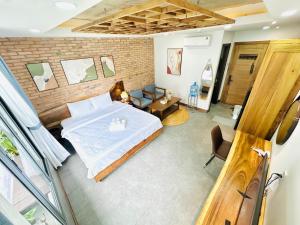 205MSNK Spacious Studio l Window & Kitchen