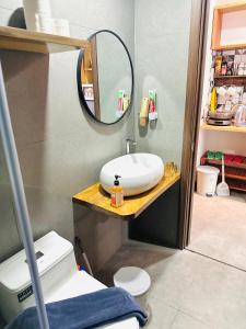 205MSNK Spacious Studio l Window & Kitchen