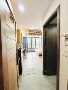 205MSNK Spacious Studio l Window & Kitchen