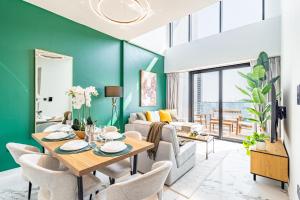 Duplex - 5 min walk from Cleveland, ADGM & Galleria Mall - 3BDR - Maryah Island & ADGM - Huge Balcony - Full Canal & City Views - Perfect for Families & Groups