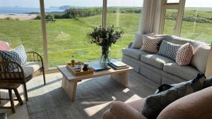 Headlands- Stylish Oceanfront Property on Harlyn Bay