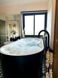 Cosy studio - Baignoire balnéo et Clim