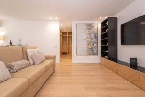 Stay By The Marina - Modern Apartment with Pools & Gym