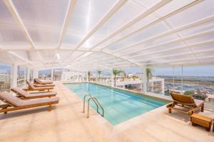 Stay By The Marina - Modern Apartment with Pools & Gym