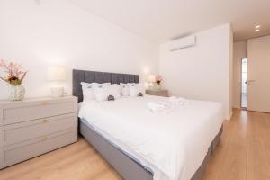 Stay By The Marina - Modern Apartment with Pools & Gym