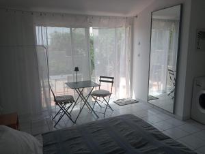 Maisons d'hotes Chambre Independante sur terrain avec piscine : photos des chambres