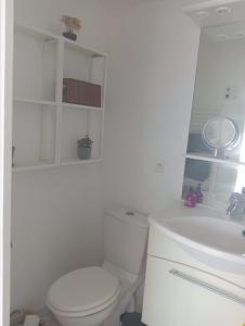 Chambre Indépendante sur terrain avec piscine