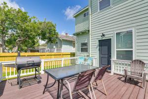 Close to Beach Walkable Galveston Getaway!
