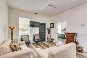 Close to Beach Walkable Galveston Getaway!