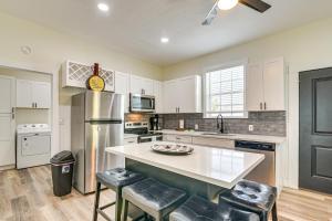 Close to Beach Walkable Galveston Getaway!