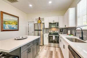 Close to Beach Walkable Galveston Getaway!