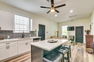 Close to Beach Walkable Galveston Getaway!