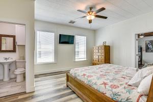 Close to Beach Walkable Galveston Getaway!