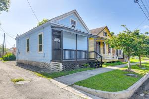 Less Than 1 Mi to Seawall Convenient Galveston Getaway!