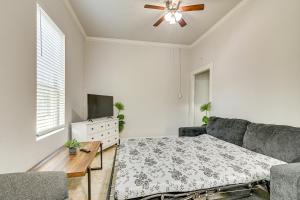 Less Than 1 Mi to Seawall Convenient Galveston Getaway!