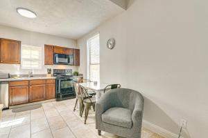 Less Than 1 Mi to Seawall Convenient Galveston Getaway!