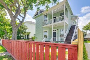 Steps to Seawall Spacious Condo in Galveston!