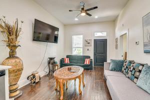 Steps to Seawall Spacious Condo in Galveston!