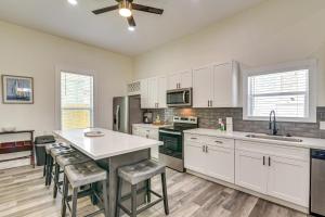 Steps to Seawall Spacious Condo in Galveston!