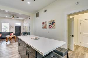 Steps to Seawall Spacious Condo in Galveston!