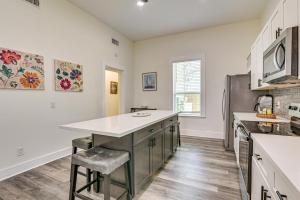 Steps to Seawall Spacious Condo in Galveston!