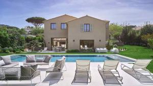 Villas Villa ensoleillee - 5 chambres, piscine et jardin avec barbecue : Villa
