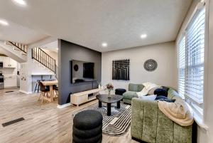 Dundee 3Br2Ba house sleeps 9 plus crib central Omaha