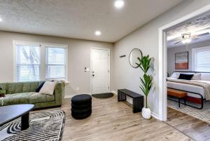 Dundee 3Br2Ba house sleeps 9 plus crib central Omaha