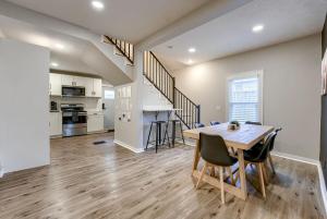 Dundee 3Br2Ba house sleeps 9 plus crib central Omaha