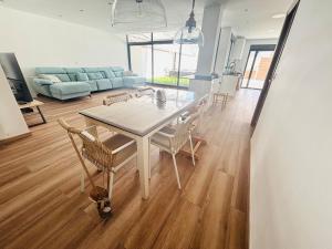 Casa con PISCINA y CINE