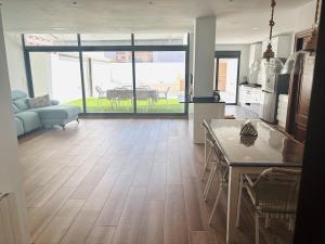 Casa con PISCINA y CINE