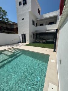 Casa con PISCINA y CINE