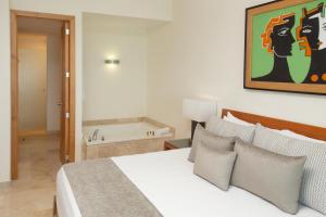 Grand Ocean Breeze Acapulco