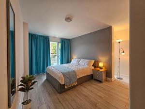 Stunning 2 Bedroom Flat with Charming Patio