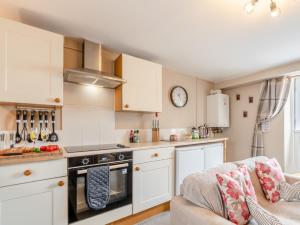 2 Bed in Cosheston FB060