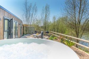 Four Lakes Retreat In Three