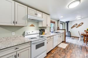 Gateway to Mt Rainier Riverfront Haven with Hot Tub