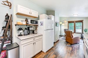 Gateway to Mt Rainier Riverfront Haven with Hot Tub