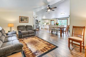 Gateway to Mt Rainier Riverfront Haven with Hot Tub