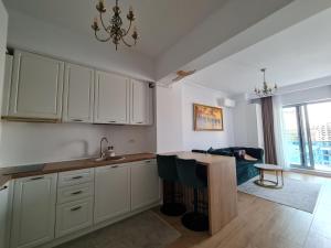 Residence Sole 8 by Wave - Apartament luxury 60mp cu terasa si vedere la mare, acces direct pe plaja OhiOhi Beach- Mamaia Nord - Restaurant, Parcare gratuita